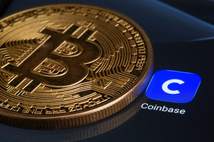 Bitcoin-Münze auf Coinbase-Logo