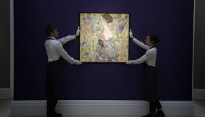 Dank Blockchain und Tokenisierung können auch Kleininvestoren zumindest Teile von sonst unerschwinglichen Real World Assets erwerben. Hier im Bild: Gustav Klimts "Dame mit Fächer", im Juni 2023 für 99,2 Millionen Euro versteigert
