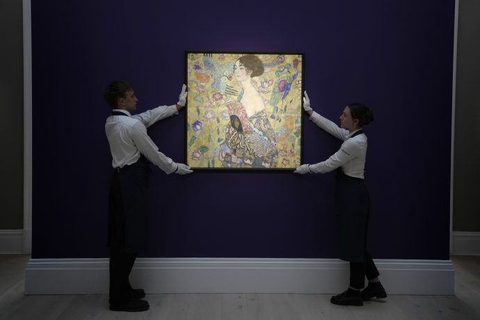 Dank Blockchain und Tokenisierung können auch Kleininvestoren zumindest Teile von sonst unerschwinglichen Real World Assets erwerben. Hier im Bild: Gustav Klimts "Dame mit Fächer", im Juni 2023 für 99,2 Millionen Euro versteigert