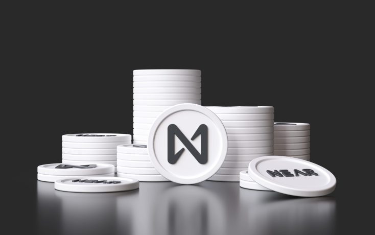 Stapel weißer Token mit dem NEAR Protocol-Logo sind auf einer reflektierenden Oberfläche vor einem dunklen Hintergrund angeordnet.