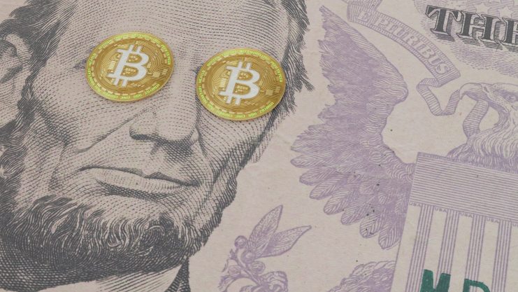 Bitcoin-Münzen auf einer US-Dollar-Banknote