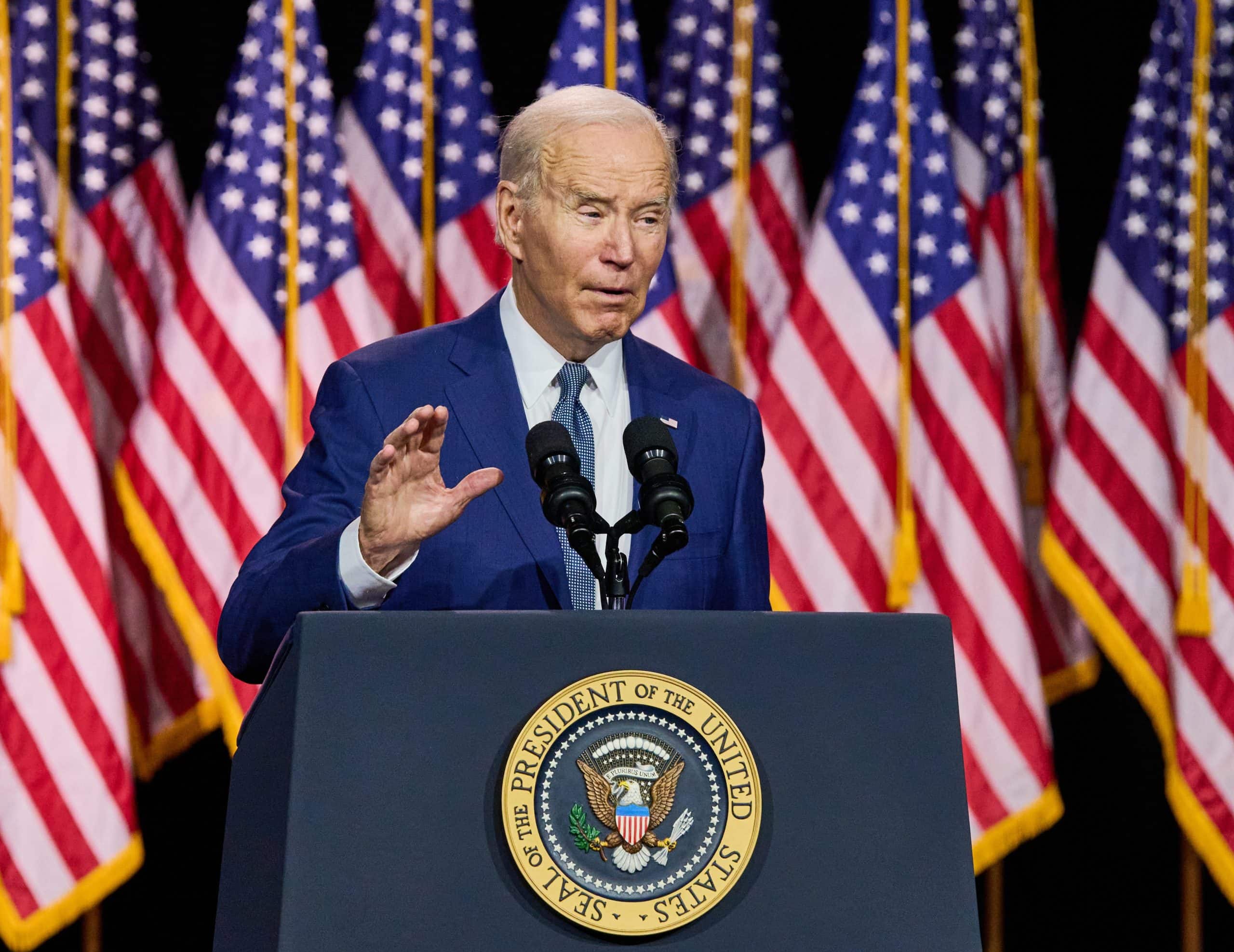 Joe Biden vor amerikanischen Fahnen