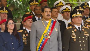 Der venezuelanische Staatspräsident Maduro zusammen mit hochrangigen Politikern und Militärs in Caracas.