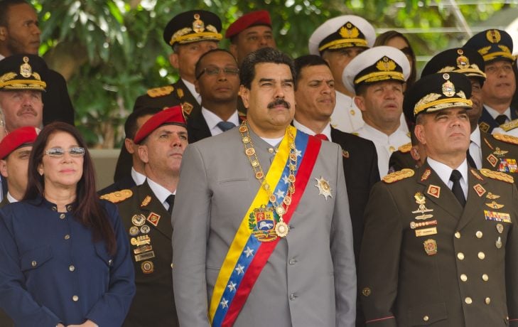 Der venezuelanische Staatspräsident Maduro zusammen mit hochrangigen Politikern und Militärs in Caracas.