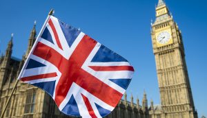 Britische Fahne vor dem Big Ben in London