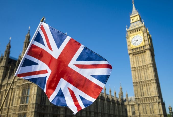 Britische Fahne vor dem Big Ben in London