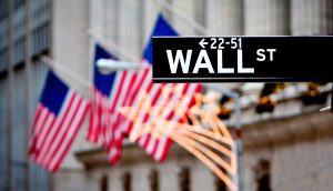 Wall Street Straßenschild und amerikanische Fahnen