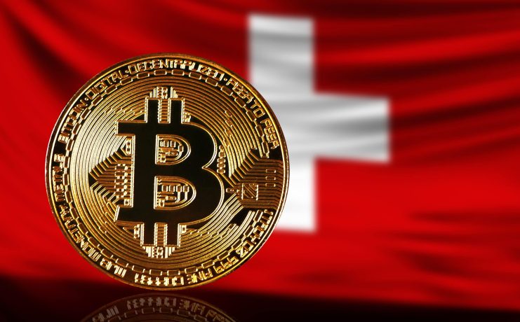 Eine goldene Bitcoin-Münze ist vor einer wehenden Schweizer Flagge mit einem weißen Kreuz auf rotem Hintergrund abgebildet, was die Präsenz von Krypto in der Schweiz symbolisiert.