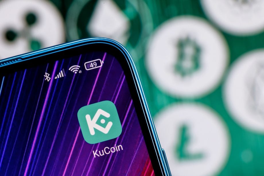 KuCoin Logo auf Handy