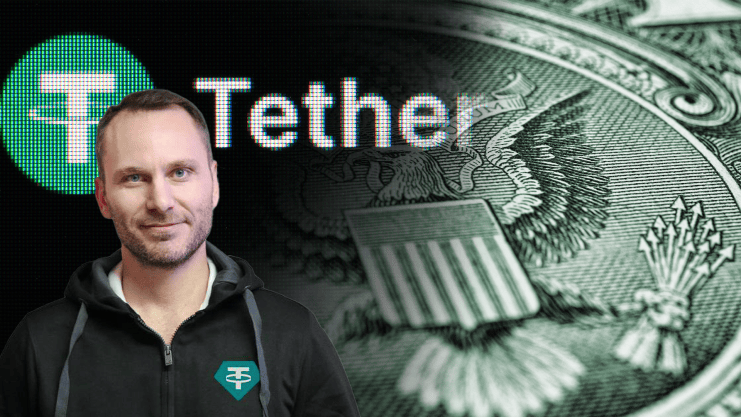 Tether CEO Paolo Ardoino ist neben einem Siegel der USA zu sehen. Dahinter ist das Logo von Tether.
