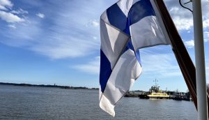 Eine finnische Flagge auf einem Boot