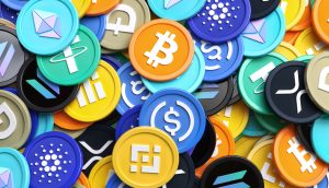 Ein bunter Stapel von Kryptowährungs-Token zeigt verschiedene Logos, darunter Bitcoin und Ethereum, und veranschaulicht so die große Bandbreite digitaler Währungen.