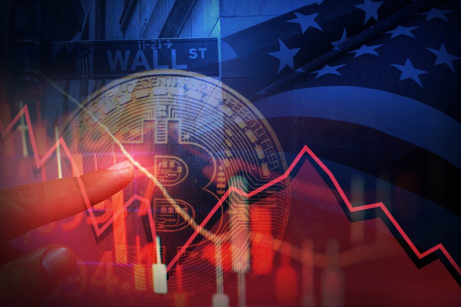 Bitcoin Volatilität im Vergleich zum S&P 500 mit Wall Street Symbol und fallendem Chart