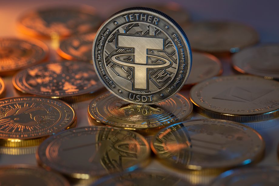 Tether USDT Stablecoin Münze auf Stapel von Kryptowährungen – Symbol für Bankenrisiko und Schattenbanken-Debatte