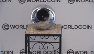 Im Mittelpunkt steht eine der Iris-Scanner des Kryptoprojekts Worldcoin (WLD).