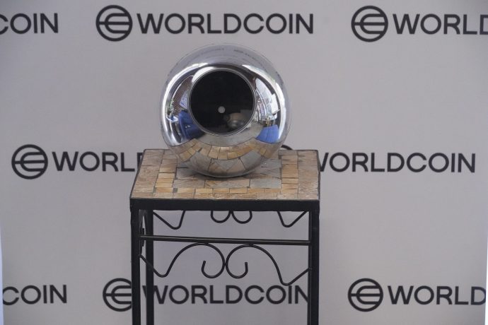 Im Mittelpunkt steht eine der Iris-Scanner des Kryptoprojekts Worldcoin (WLD).
