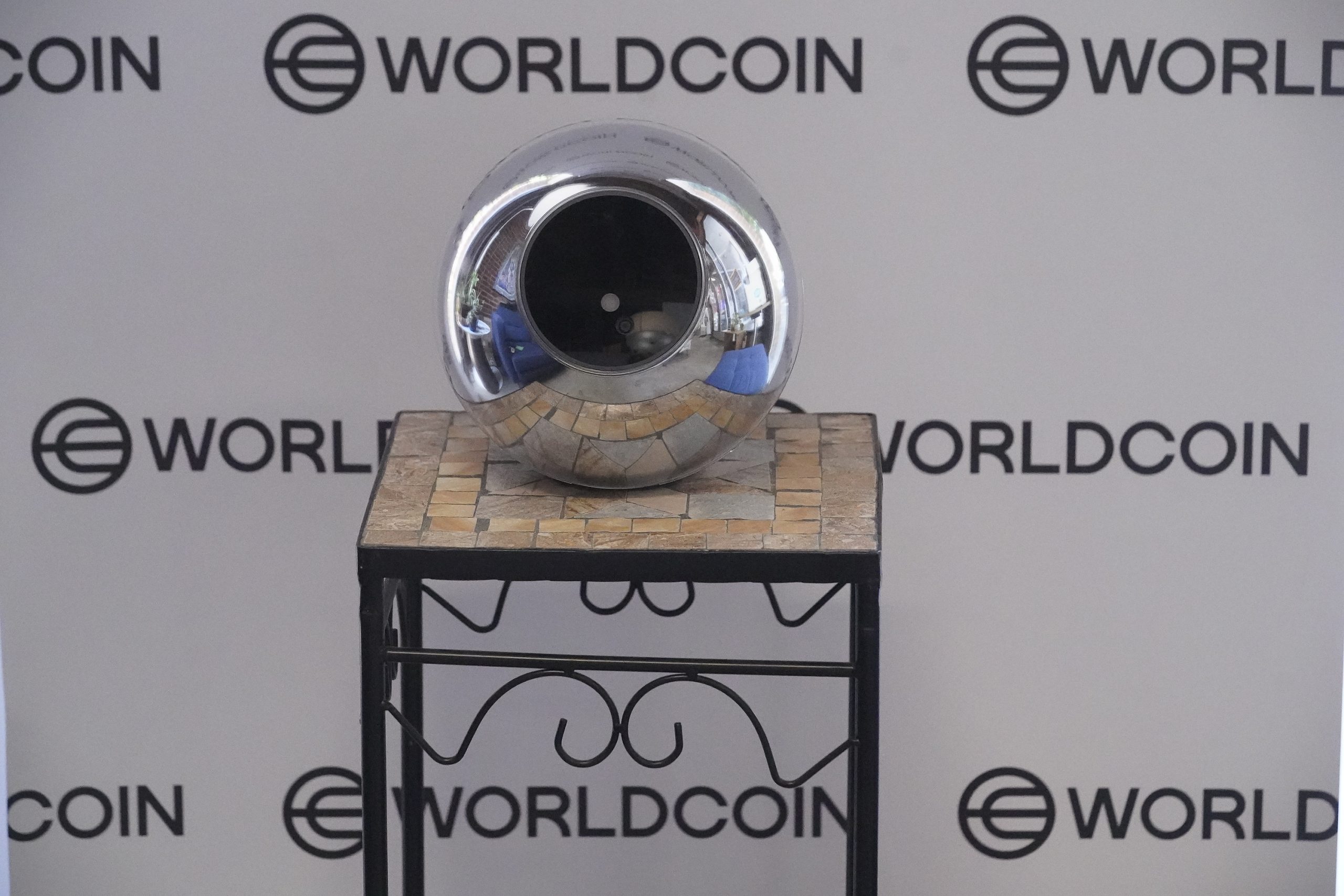 Im Mittelpunkt steht eine der Iris-Scanner des Kryptoprojekts Worldcoin (WLD).