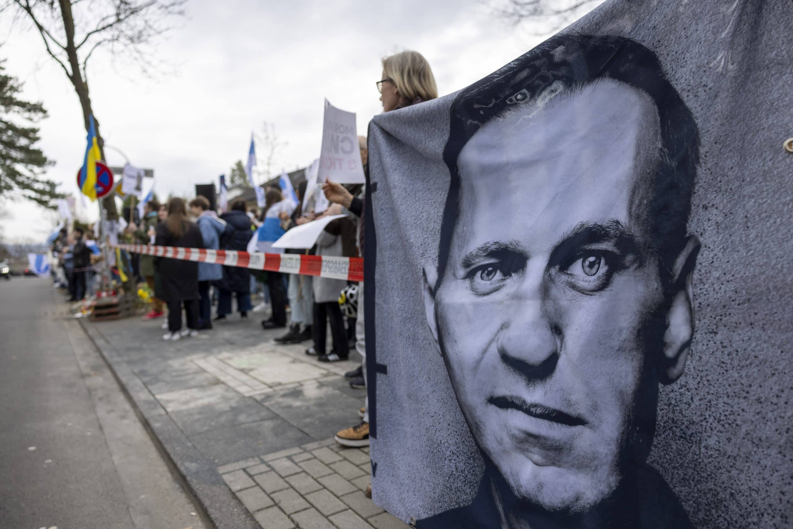 Ein Banner mit Porträt des gestorbenen Alexei Nawalny vor dem Russischen Generalkonsulat in Bonn, März 2024