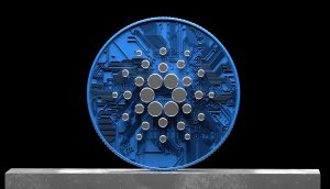 Eine Cardano-Münze mit einem blauen Schaltkreismuster und angeordneten Kreisen steht stolz auf einer grauen Plattform vor einem tiefschwarzen Hintergrund.