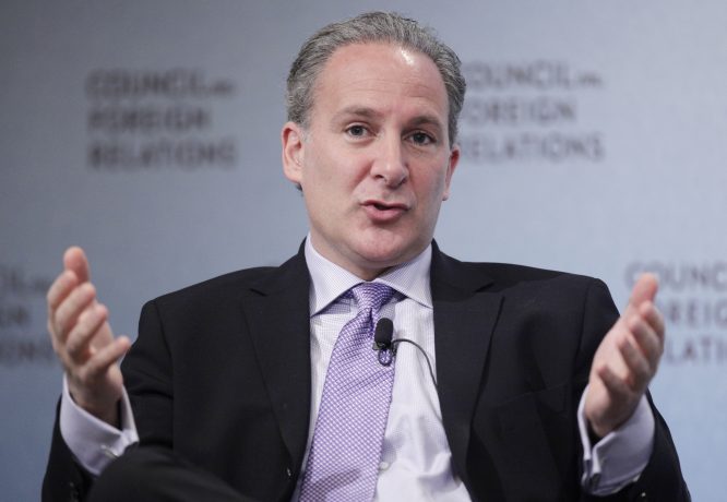 Peter Schiff gilt als Bitcoin-Kritiker und gestikuliert während eines öffentlichen Auftrittes
