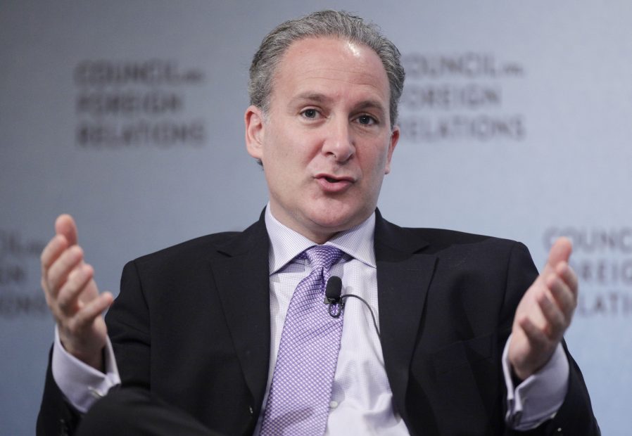 Peter Schiff gilt als Bitcoin-Kritiker und gestikuliert während eines öffentlichen Auftrittes