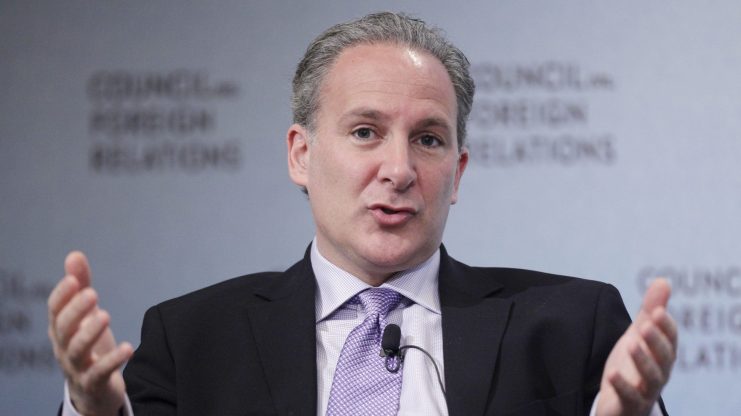 Peter Schiff kritisiert Trump Peter Schiff gilt als Bitcoin-Kritiker und gestikuliert während eines öffentlichen Auftrittes