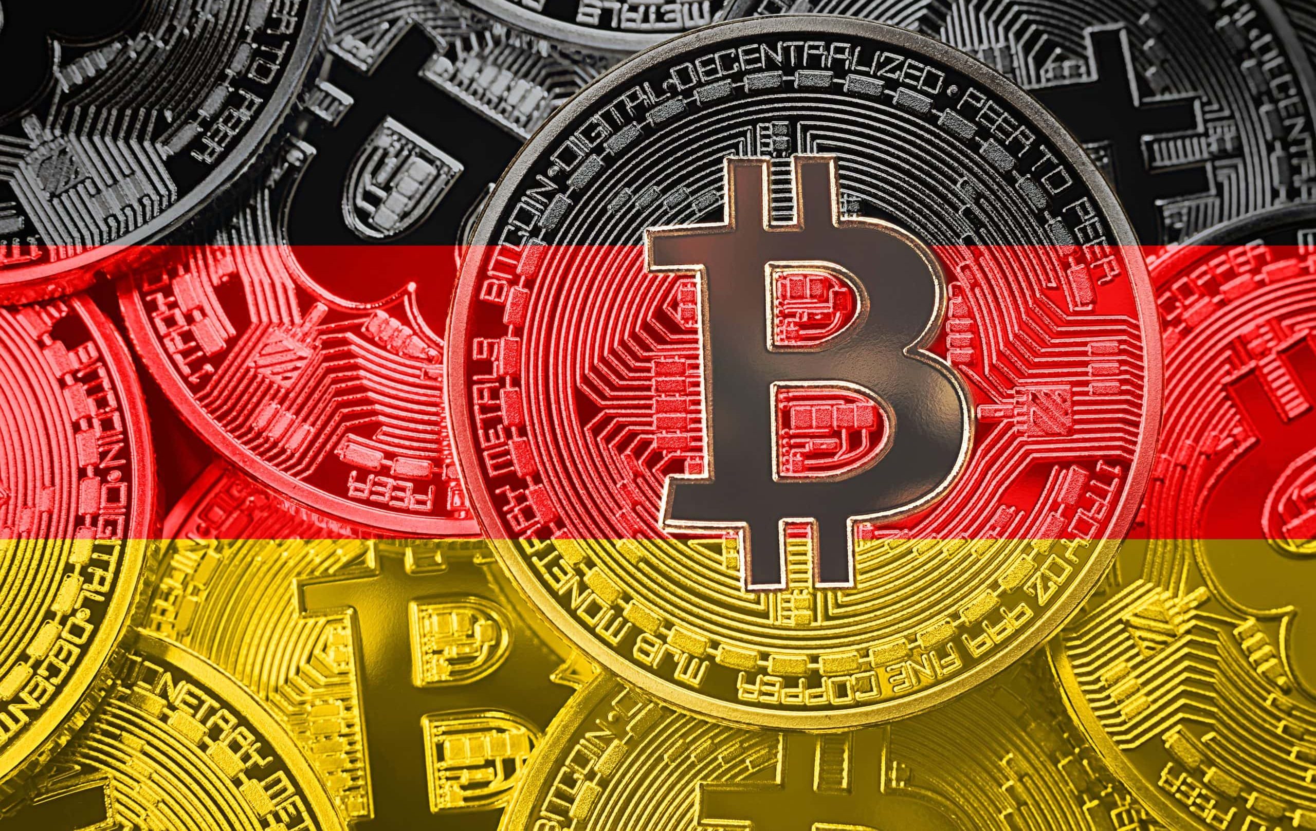 Auf einem Stapel glänzender Bitcoin-Münzen ist stolz die deutsche Flagge zu sehen, die eine Verschmelzung digitaler Innovation und Nationalstolz symbolisiert.