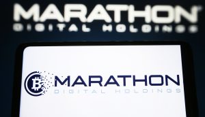 Das Marathon-Logo mit einem stilisierten Bitcoin-Symbol wird prominent auf dem Bildschirm angezeigt und fängt die Essenz digitaler Innovation ein.