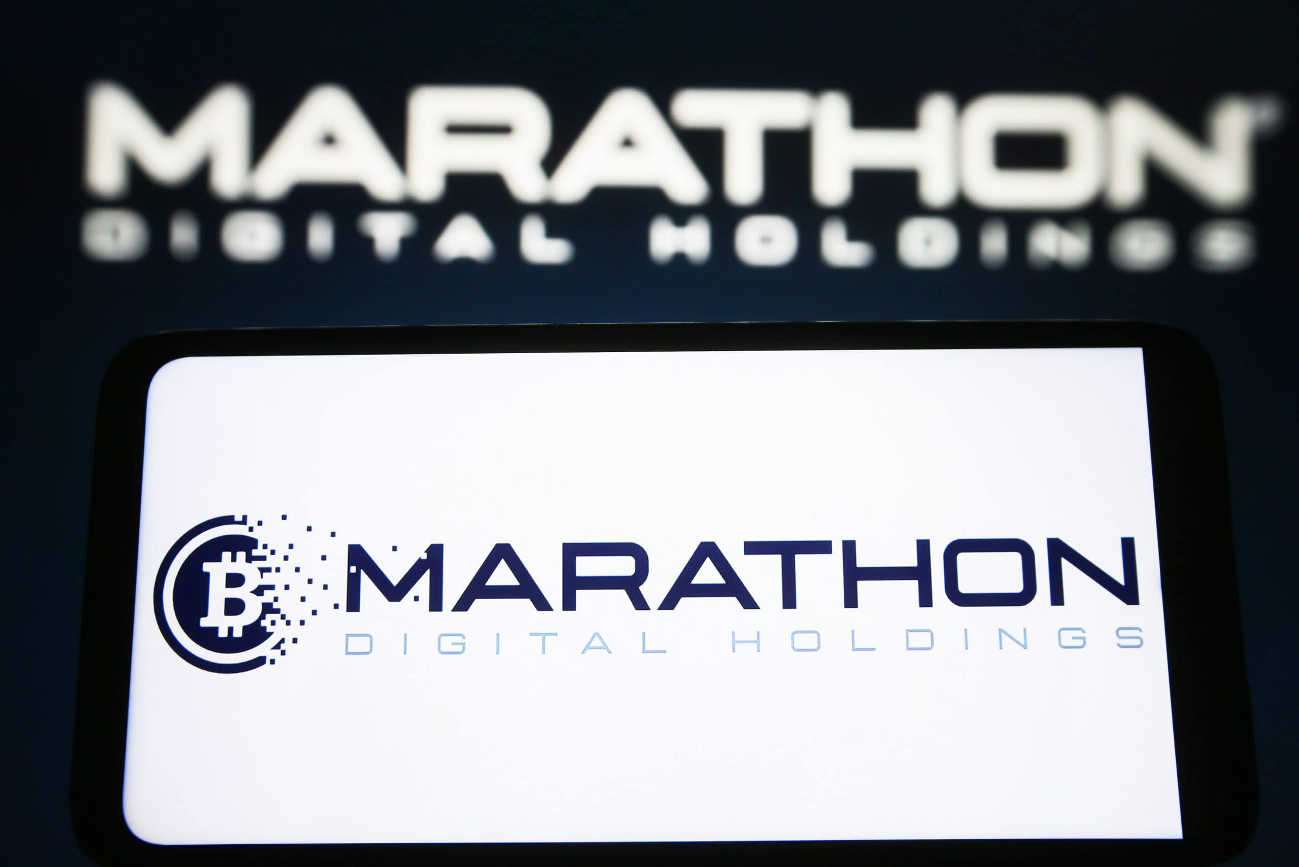 Das Marathon-Logo mit einem stilisierten Bitcoin-Symbol wird prominent auf dem Bildschirm angezeigt und fängt die Essenz digitaler Innovation ein.