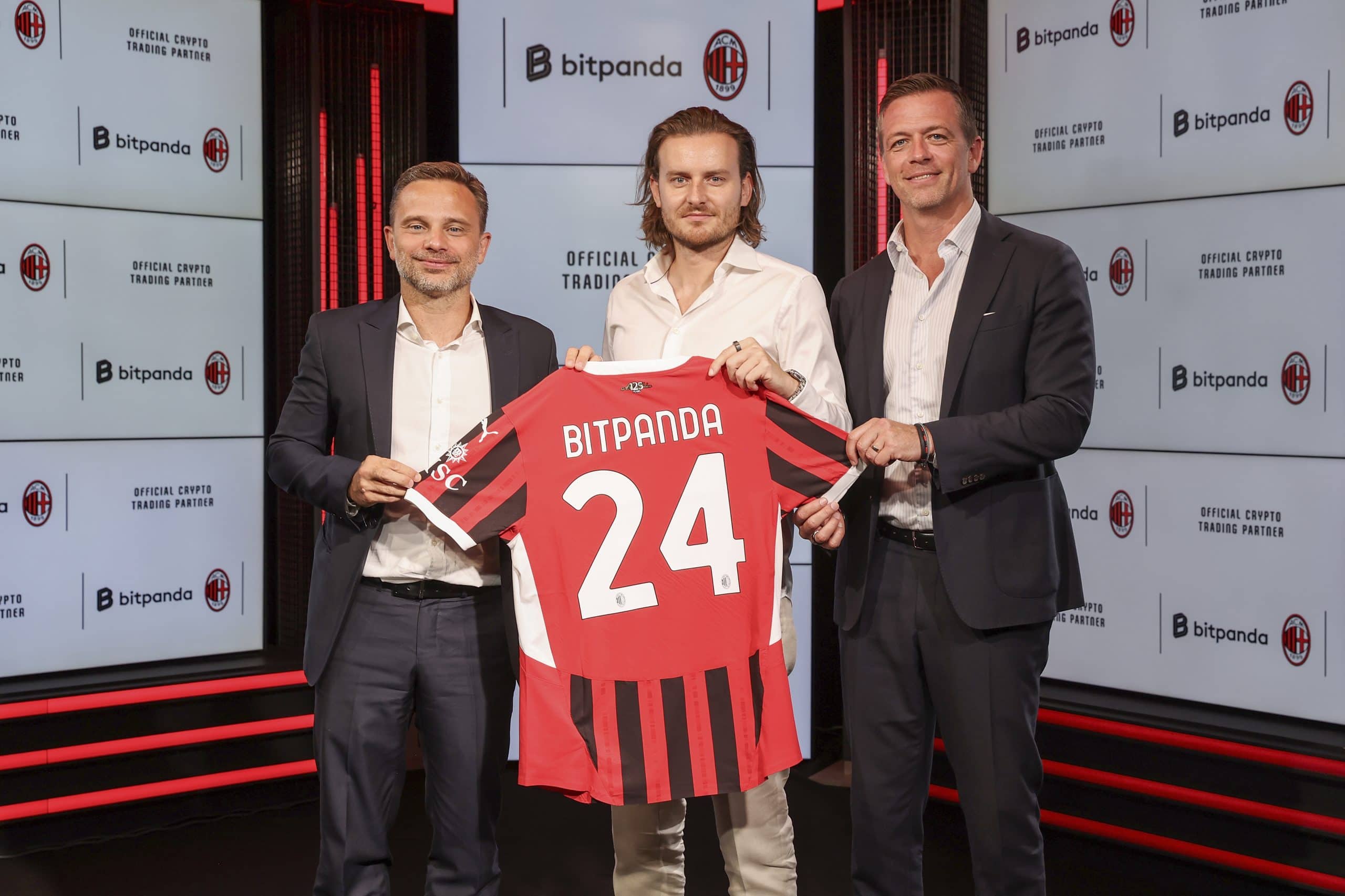 Bitpanda-CEO Eric Demuth (mitte) mit Trikot des italienischen Erstligisten AC Milan