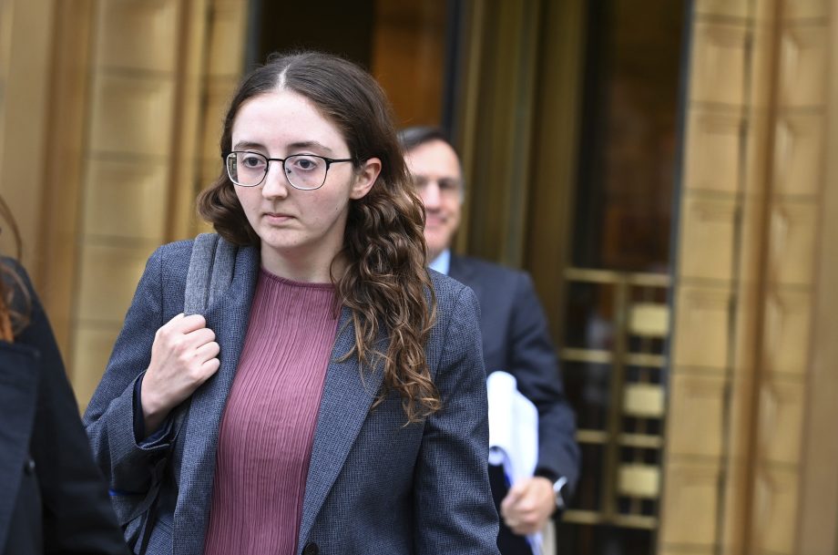 Caroline Ellison verlässt Gerichtsgebäude