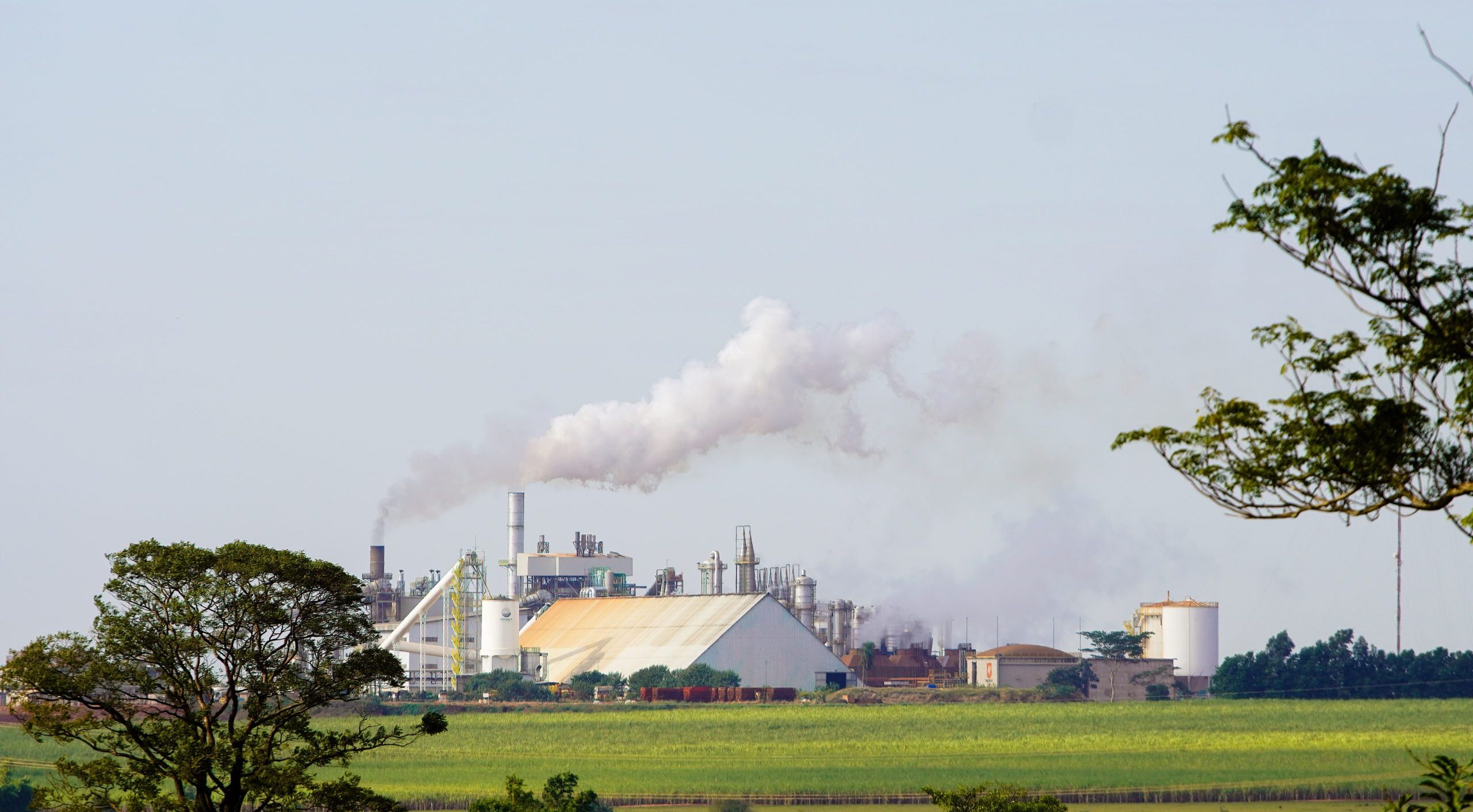Blick auf eine landwirtschaftliche Fabrik in Brasililien, die zu Adecoagro gehört