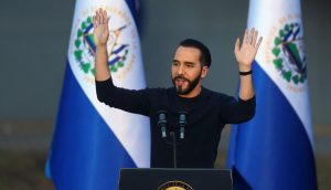 El Salvadors Präsident Nayib Bukele lässt sich feiern vor zwei salvadorianischen Fahnen