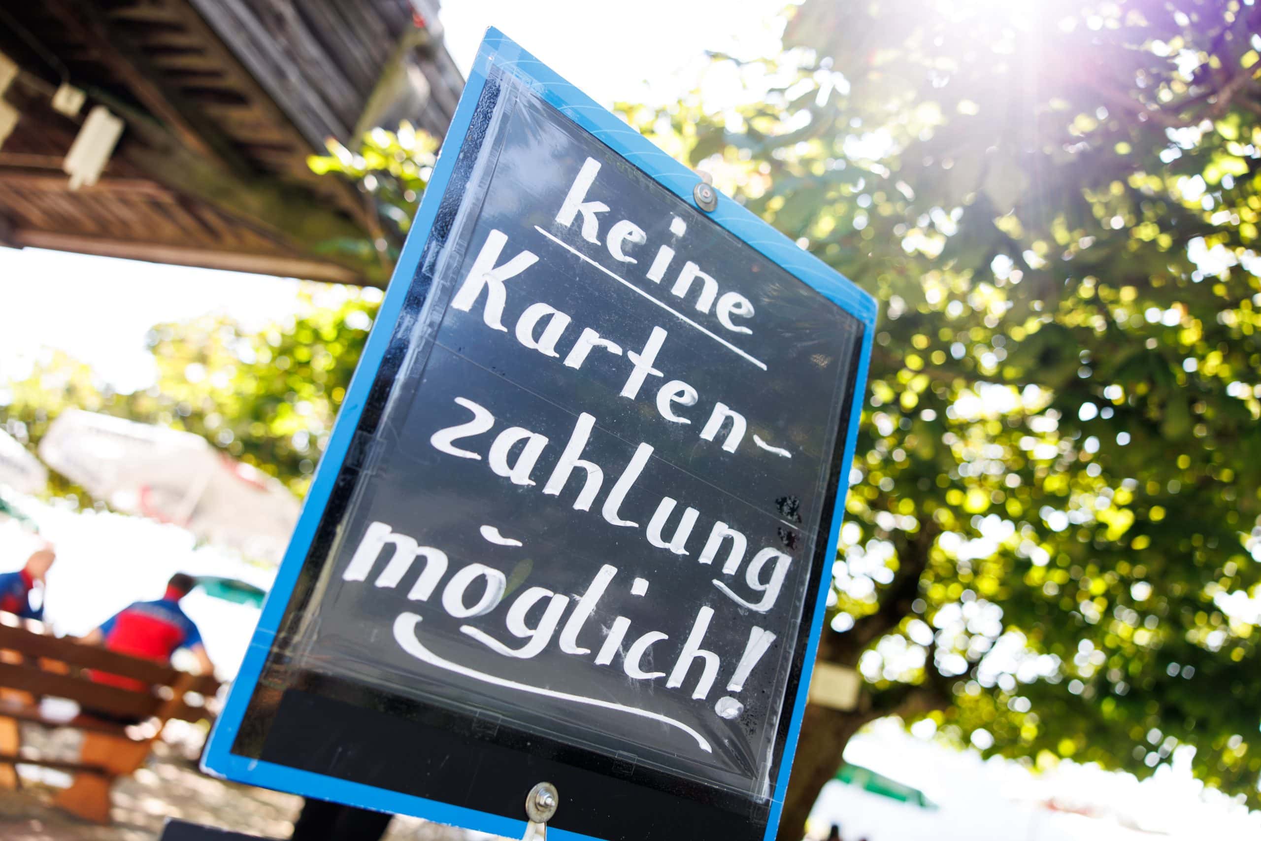 Schild mit der Aufschrift "Keine Kartenzahlung möglich"