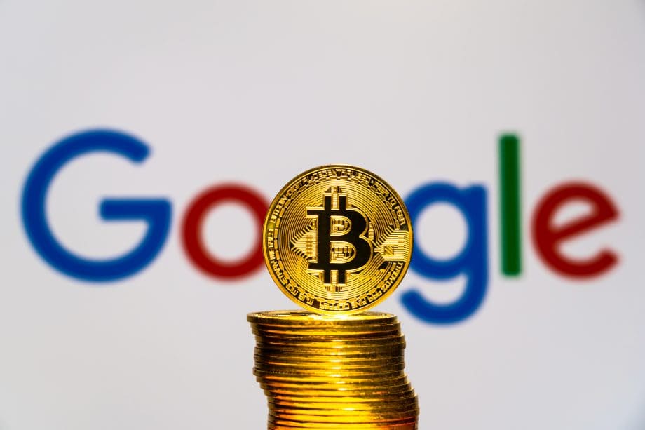 Bitcoin-Münze vor Google-Schriftzug als Symbol für steigende Bitcoin-Suchanfragen in Deutschland bei Google Trends