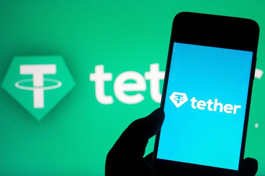 Tether-Logo auf Smartphone-Display vor grünem Hintergrund als Symbolbild für Tether Wallet und Stablecoin-Infrastruktur