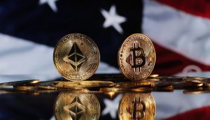 Ethereum- und Bitcoin-Münzen liegen auf einer reflektierenden Oberfläche mit der US-Flagge im Hintergrund und symbolisieren den wachsenden Einfluss von Krypto in Amerika.