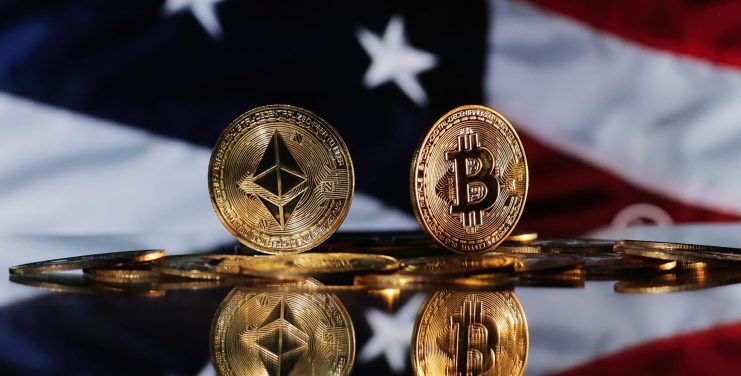 Ethereum- und Bitcoin-Münzen liegen auf einer reflektierenden Oberfläche mit der US-Flagge im Hintergrund und symbolisieren den wachsenden Einfluss von Krypto in Amerika.