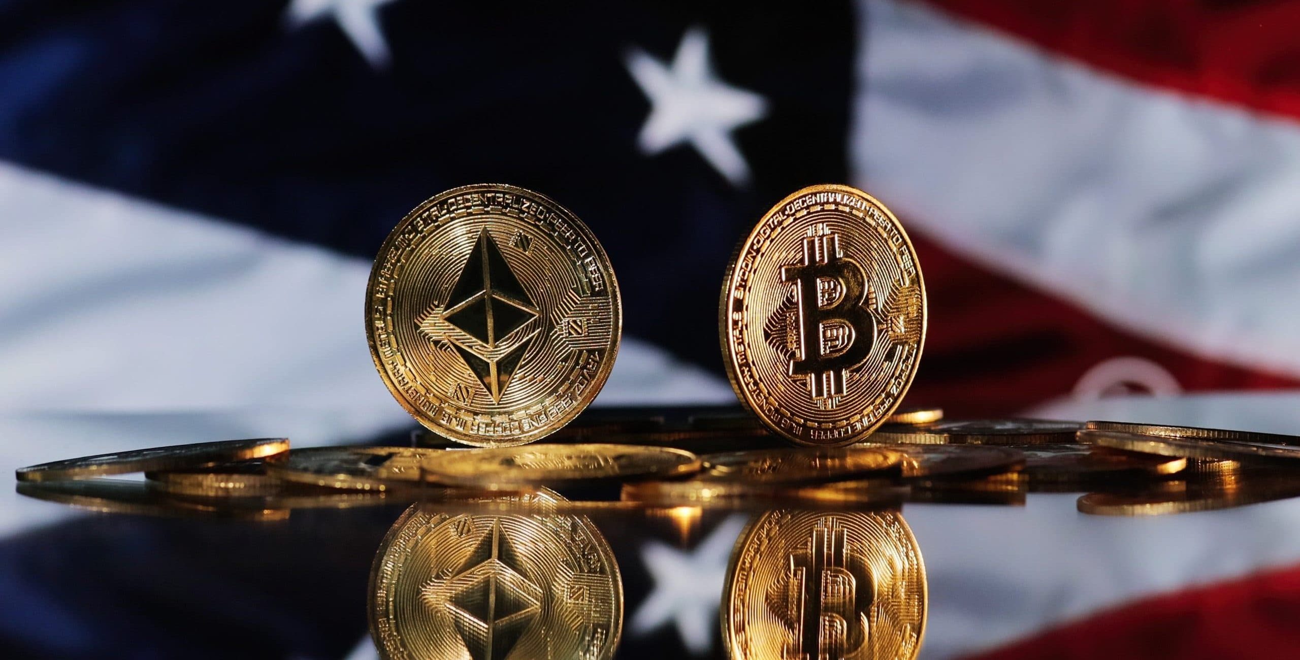 Ethereum- und Bitcoin-Münzen liegen auf einer reflektierenden Oberfläche mit der US-Flagge im Hintergrund und symbolisieren den wachsenden Einfluss von Krypto in Amerika.