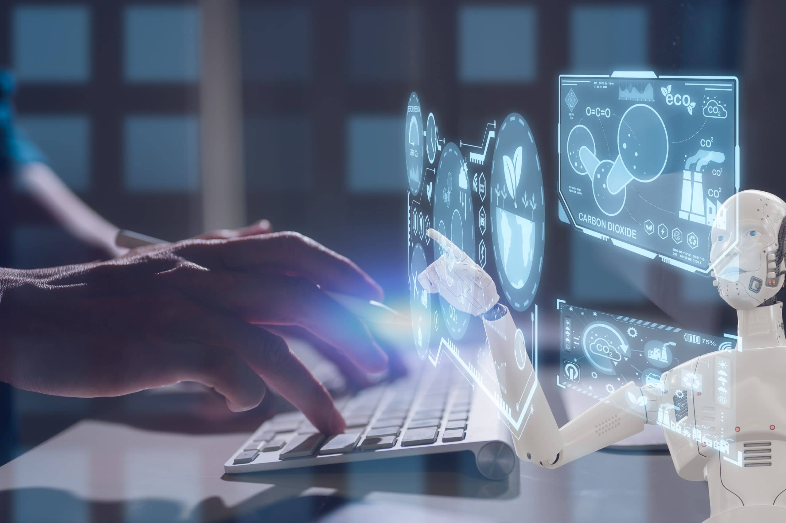 Eine Roboterhand und eine menschliche Hand interagieren mit digitalen Bildschirmen, auf denen Daten und Grafiken angezeigt werden. Im Hintergrund befindet sich eine Tastatur.