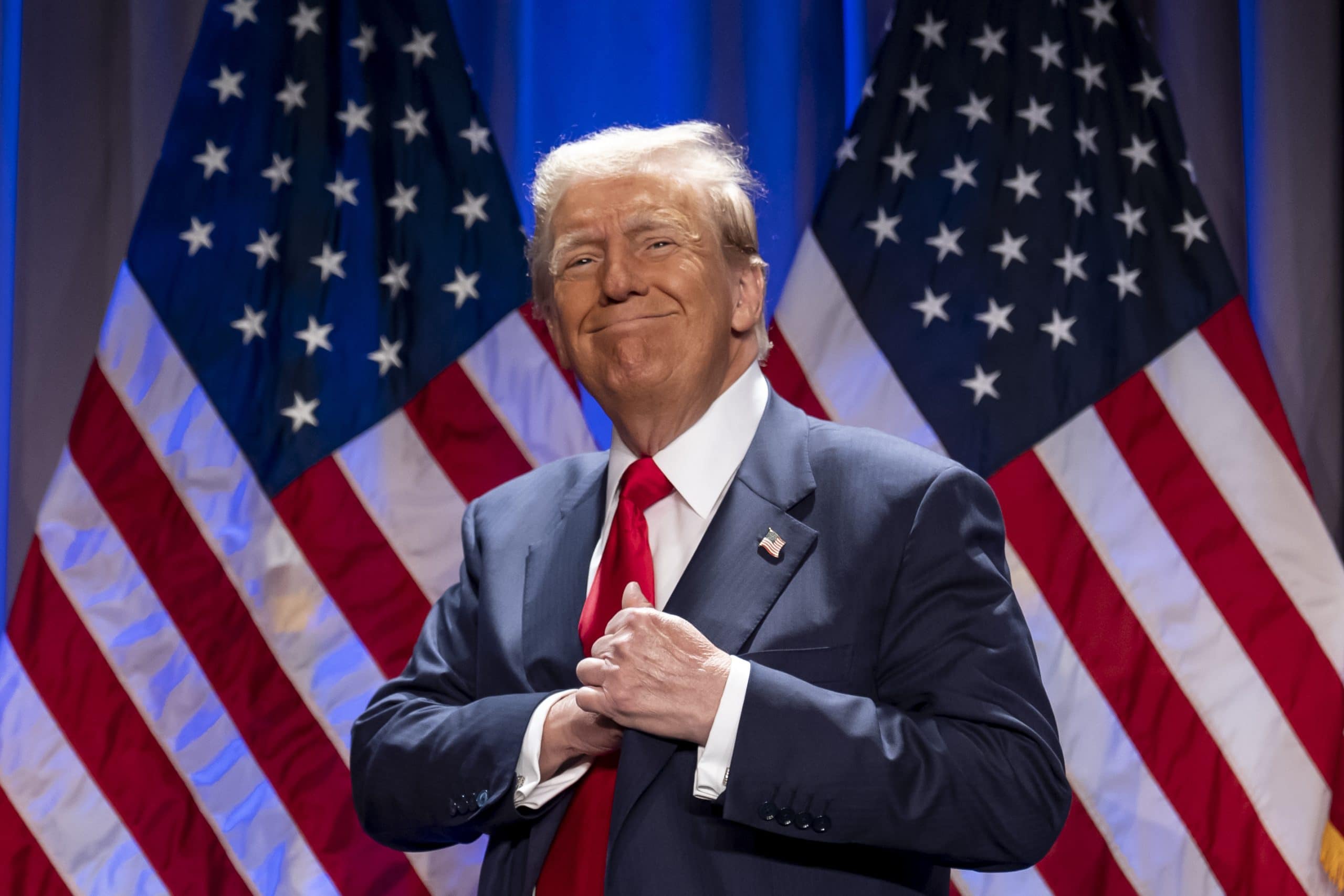 Trump vor zwei US-Flaggen