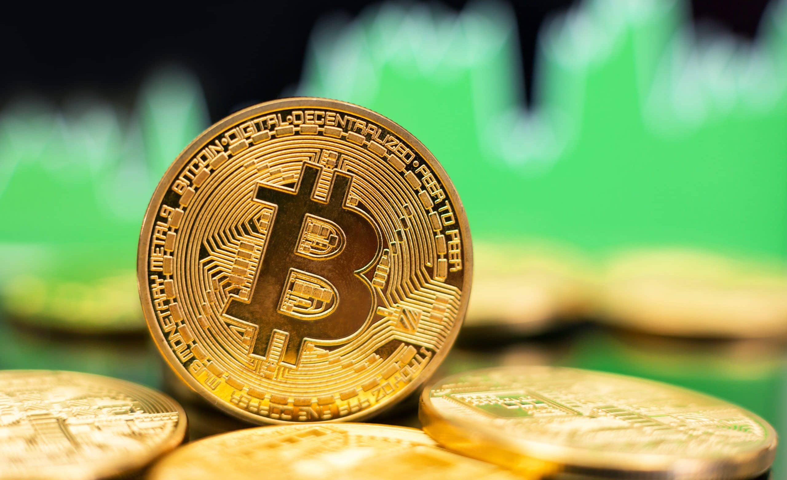 Vor dem Hintergrund eines grünen, spitzen Diagramms glänzt auf einer Oberfläche eine goldene Bitcoin-Münze, die die Rolle von Bitcoin bei der Entwicklung von Kryptowährungen und Markttrends perfekt einfängt.