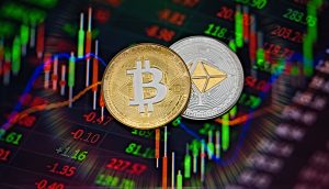Nahaufnahme von Bitcoin- und Ethereum-Münzen auf einem digitalen Börsenchart, die die dynamische Welt der Kryptowährungen mit schwankenden Zahlen und Candlestick-Diagrammen veranschaulicht.