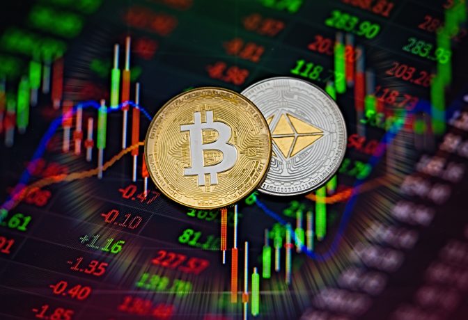 Nahaufnahme von Bitcoin- und Ethereum-Münzen auf einem digitalen Börsenchart, die die dynamische Welt der Kryptowährungen mit schwankenden Zahlen und Candlestick-Diagrammen veranschaulicht.