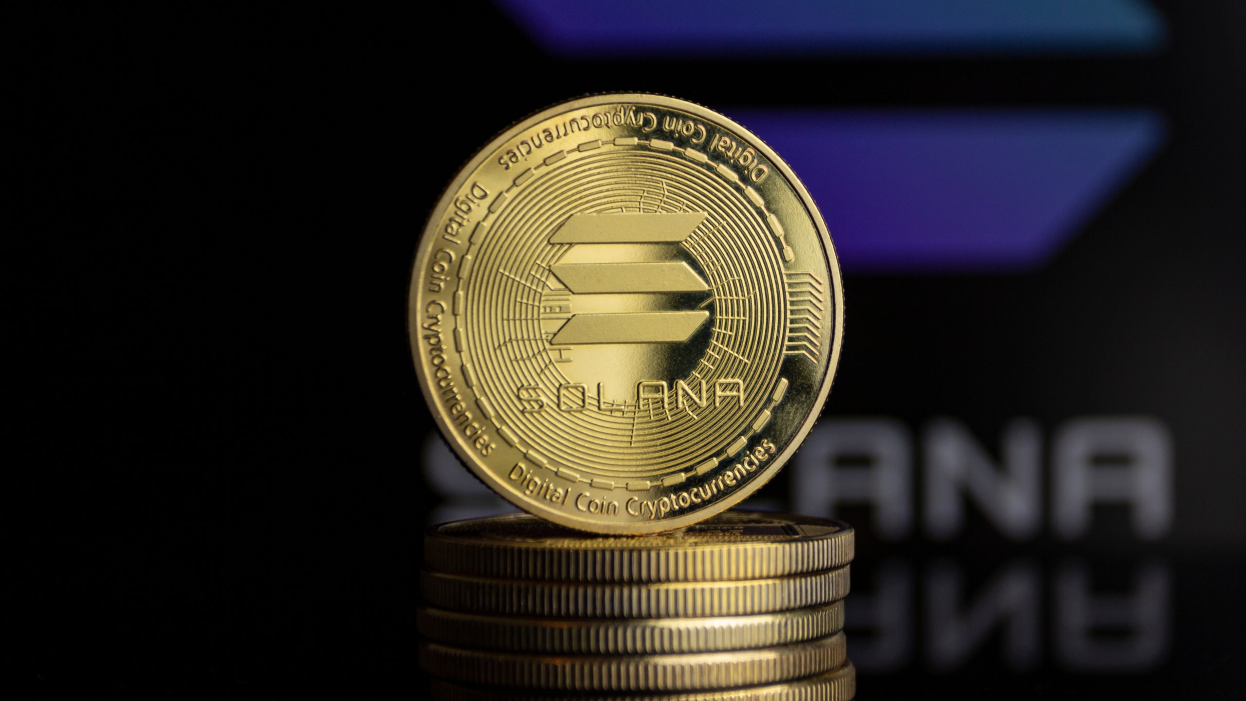 Eine glänzende Solana-Münze steht stolz auf einem Stapel ihrer Gegenstücke, wobei das verschwommene Solana-Logo dezent im Hintergrund sichtbar ist und die Essenz der Blockchain-Innovation einfängt.