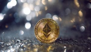 Eine glänzende Ethereum-Goldmünze steht elegant auf einer reflektierenden Oberfläche, ihr Glanz wird durch die verschwommenen Lichter, die im Hintergrund schimmern, verstärkt.