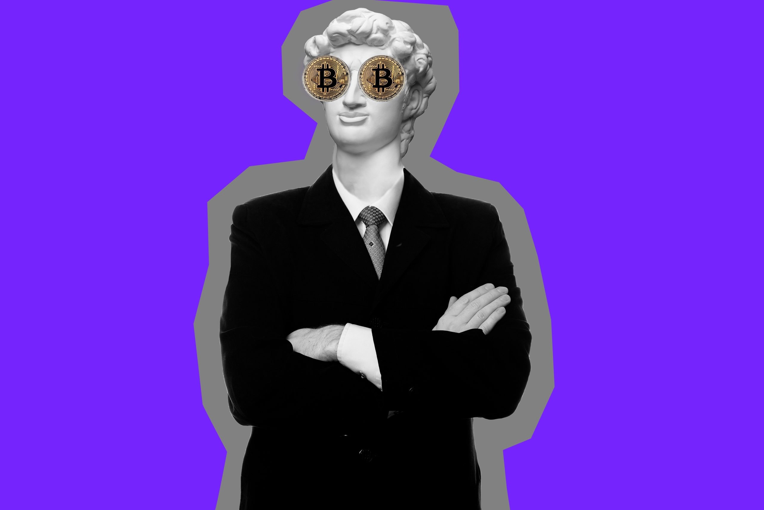 Statuenkopf auf einem Anzugkörper mit verschränkten Armen, Bitcoin-Münzen bedecken die Augen, vor einem violetten Hintergrund.