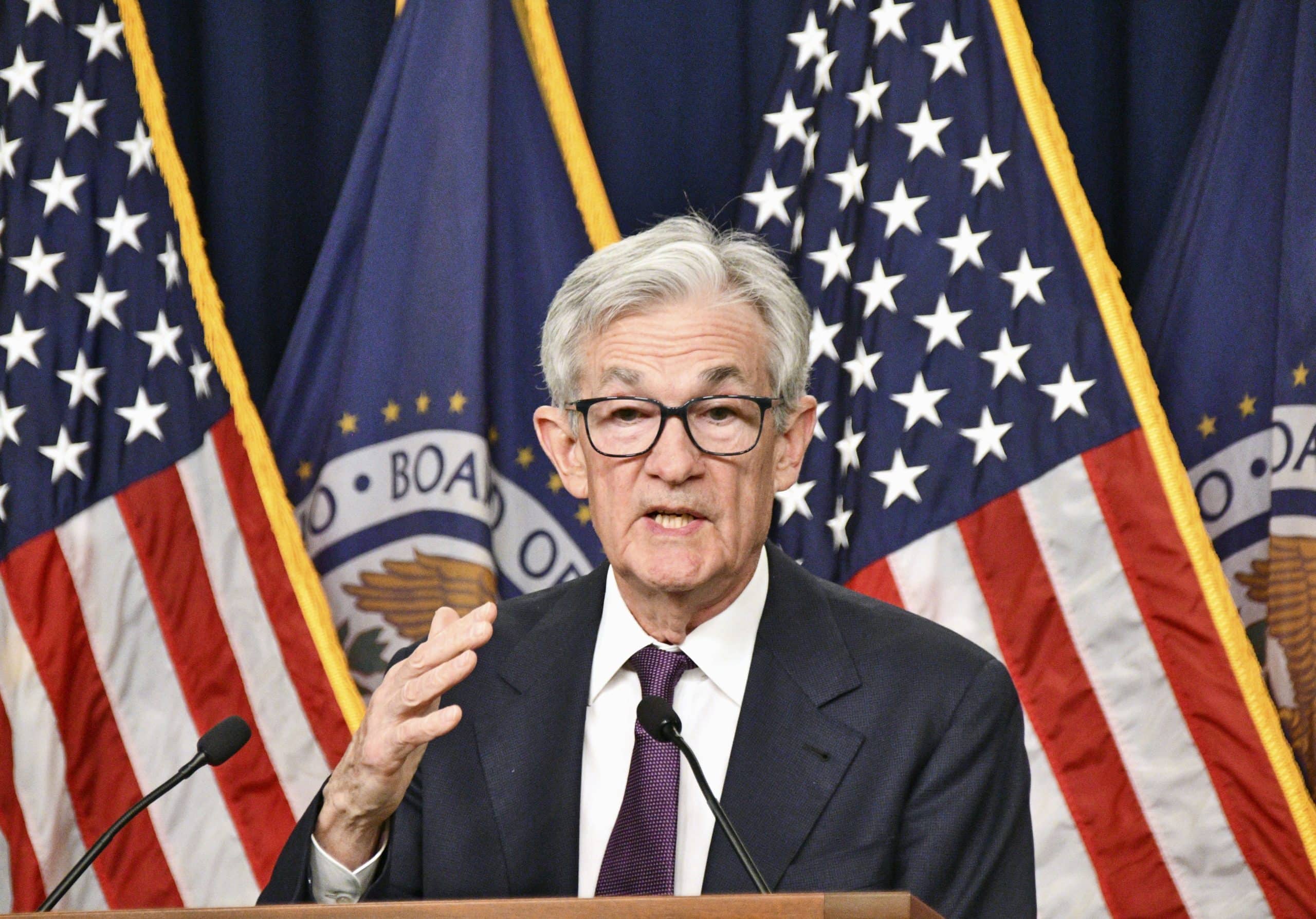 Fed-Chef Jerome Powell vor US-Flaggen