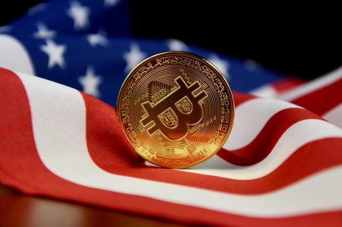 Eine US-Bitcoin-Münze thront stolz auf einer amerikanischen Flagge und verkörpert die Verschmelzung von Kryptowährung und nationaler Identität.