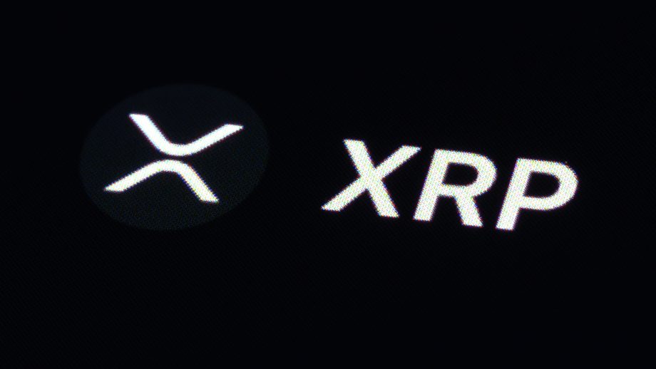Das Logo der Kryptowährung XRP wird neben dem Text „XRP“ auf einem schlichten schwarzen Hintergrund angezeigt und hebt die unverwechselbare Marke des digitalen Vermögenswerts hervor.
